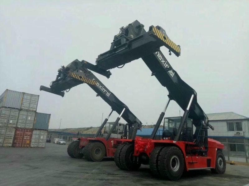 Xe nâng hàng container 45 tấn Maximal tại cảng Thượng Hải