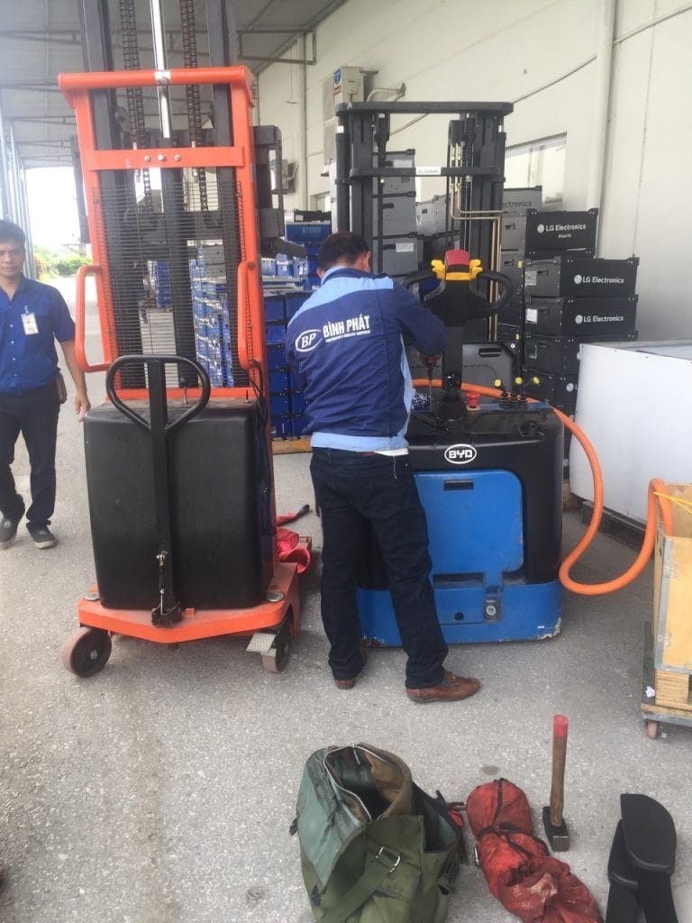Sửa chữa xe nâng điện Reach Truck BYD