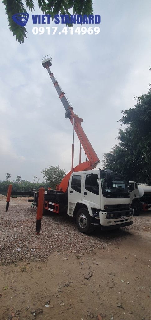 Xe nâng người 24 m