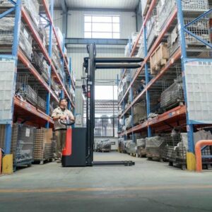 Xe Nang Dien Stacker WSA161 Tai Kho Hang Quang Nam scaled