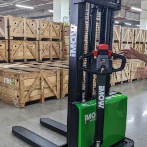 Xe nang dien stacker EST152