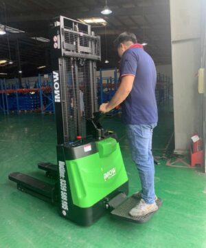 xe nang dien stacker esr151 15 tan 2 optimized