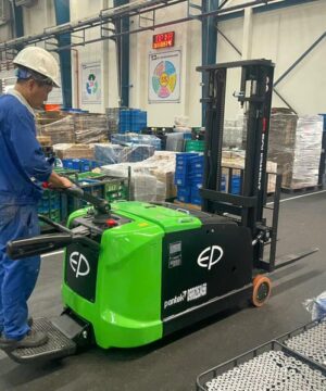 Xe Nâng Điện Đứng Lái 1.5 Tấn RSC152 Nâng 3m Có Bệ Đứng LáiXe Nâng Tay Điện 1.5 Tấn - 2 Tấn Stacker Rsc152, Rsc202 2