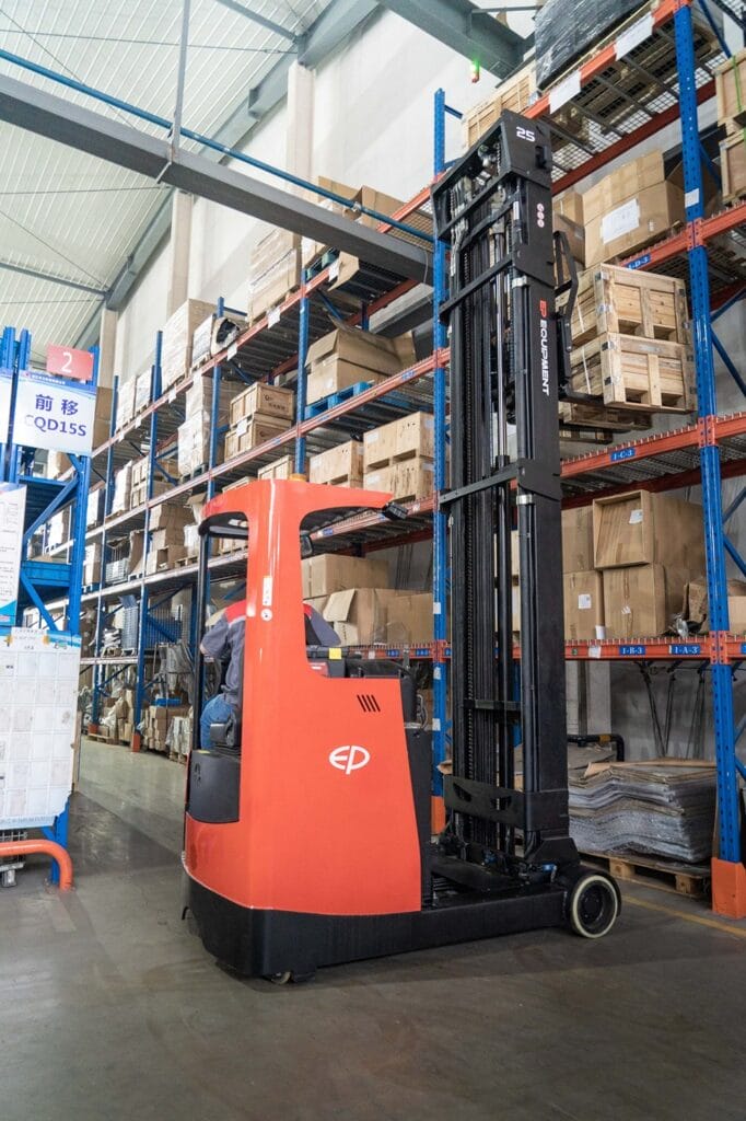 Xe nang kho lanh reach truck CQD25RVF 25 tan