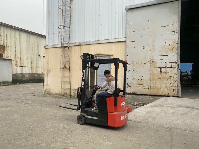 Nên mua xe nâng REACH TRUCK cũ hay mới?