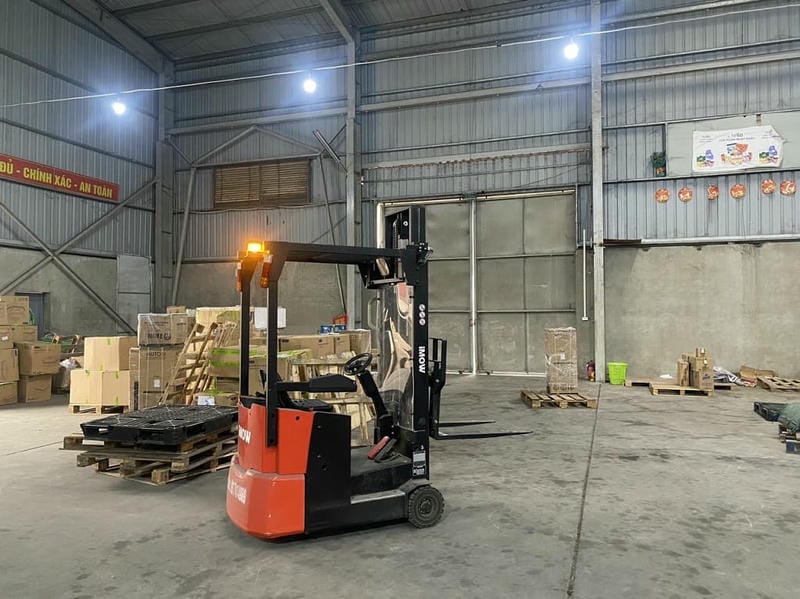 Xe Nâng Reach Truck 2