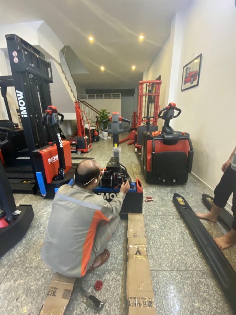 Reach truck thường phù hợp kệ từ 6m đến 12m tùy model và tải trọng