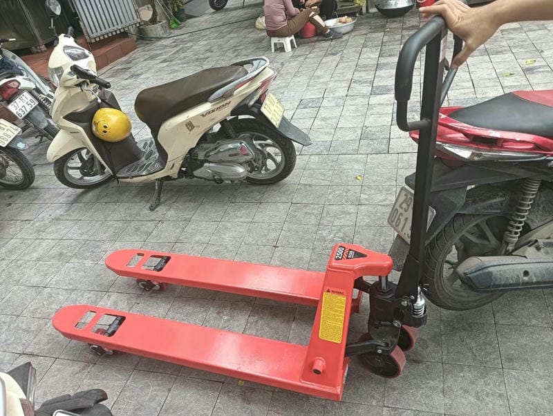 Xe Nâng Tay Thấp Càng Rộng Chở Pallet Lớn Ổn Định