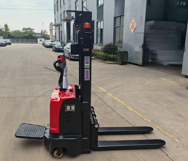 Xe Nâng điện Bệ đứng Cdd15-30 1.5 Tấn 3 M 3