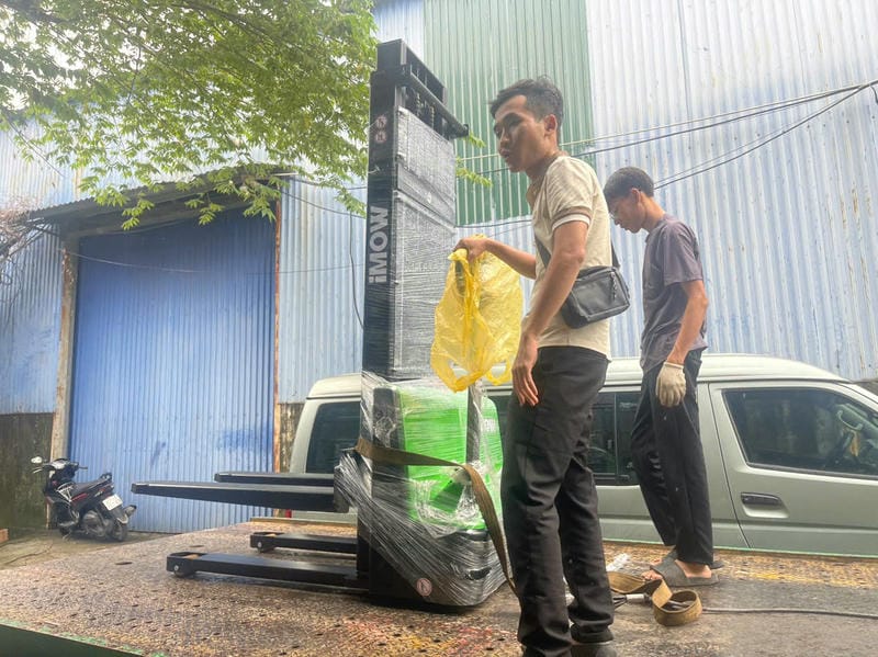 Bàn Giao Xe Nâng Tay điện 4