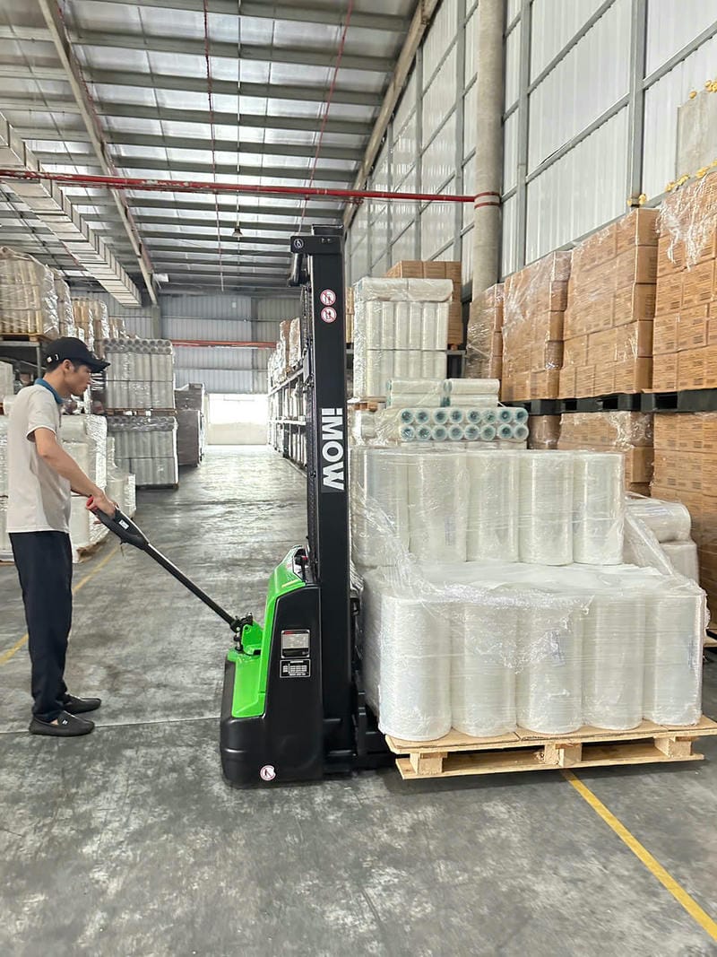 Bàn Giao Xe Nâng Tay điện 6