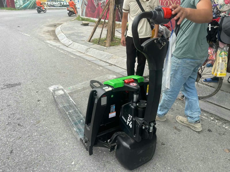 So sánh chi phí 5 năm xe nâng dầu vs xe nâng điện