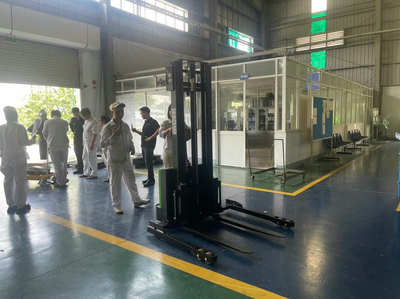 Xe Nâng Tay điện Stacker 1.8 Tấn 5
