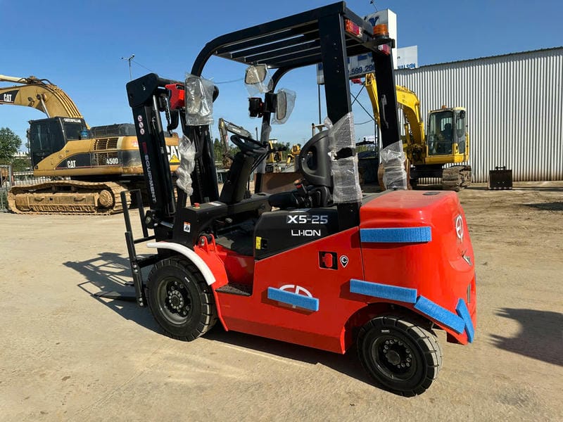 So sánh xe nâng điện lithium và xe dầu