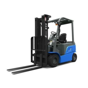 Xe nâng điện lithium 3 tấn trong nhà xưởng lớn