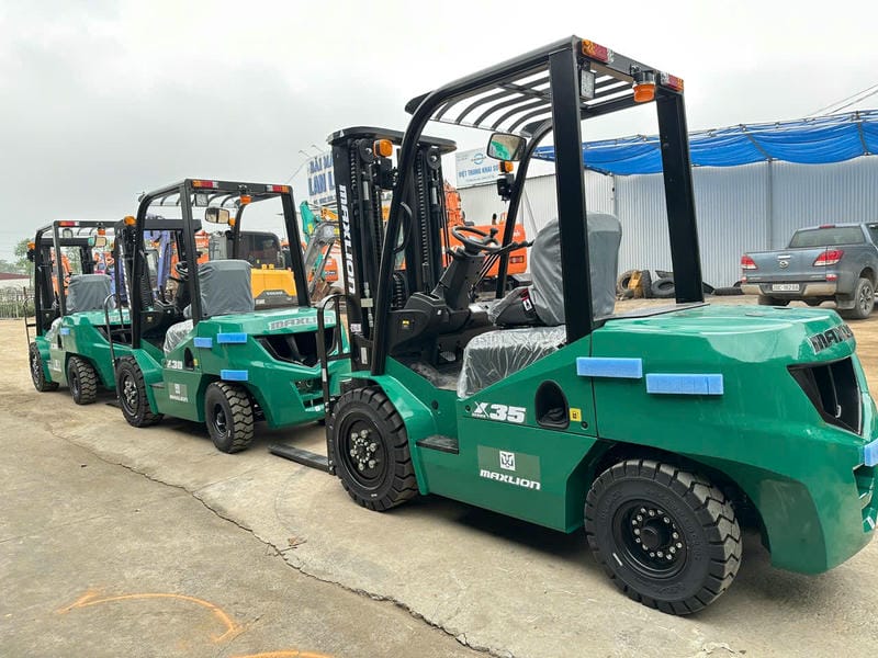 Xe Nâng Dầu 3 Bánh Hay 4 Bánh Tốt Hơn Cho Kho Bãi