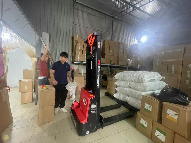 Xe Nâng điện đứng Lái Stacker 1