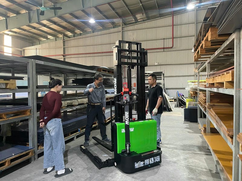 Xe Nâng điện đứng Lái Stacker Imow 11