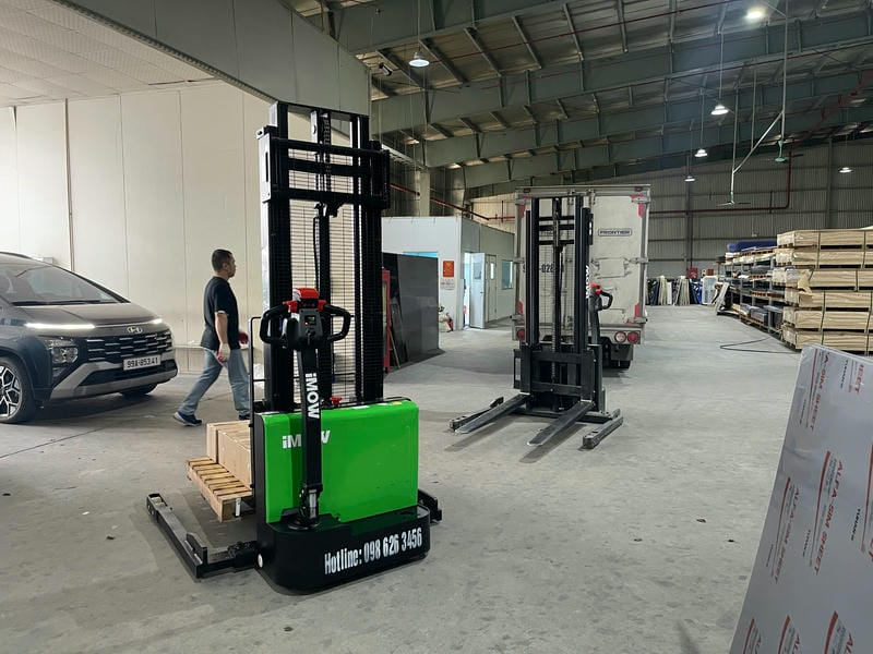 Xe Nâng điện đứng Lái Stacker Imow 13