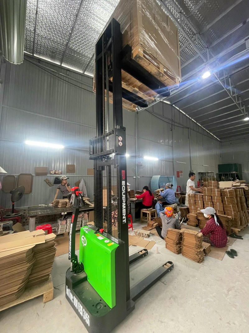 Xe Nâng điện đứng Lái Stacker Imow 9 (2)