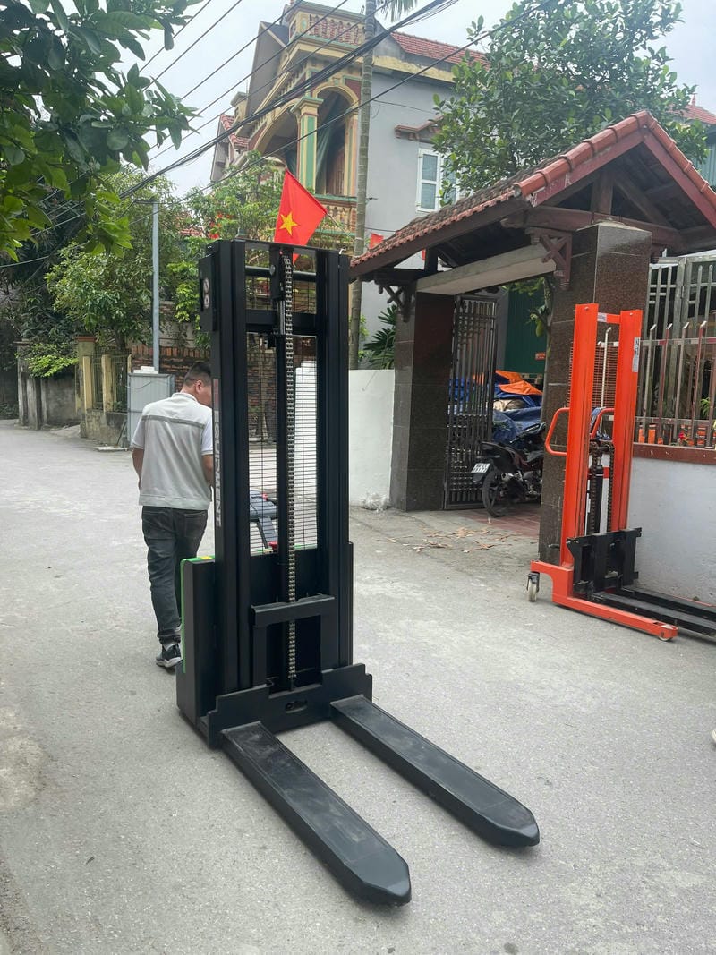 Xe Nâng Tay điện Stacker 1