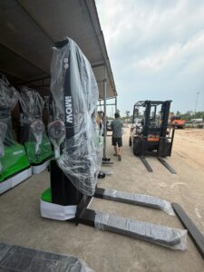 Xe nâng điện lithium 2 tấn màu xanh