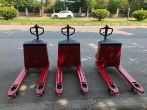 Xe nâng điện lithium 2.5 tấn trong kho hàng