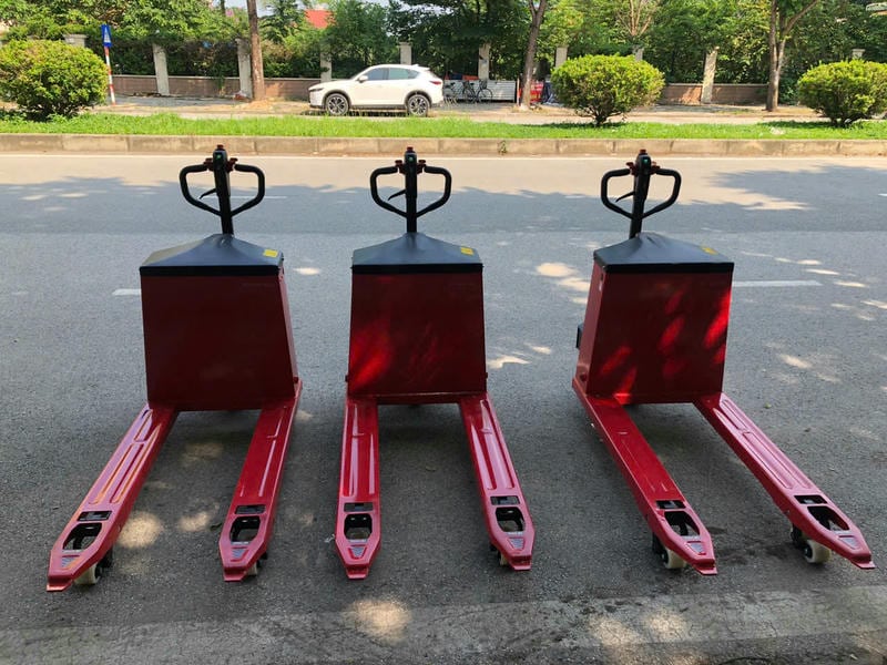 Xe nâng điện lithium 2.5 tấn trong kho hàng