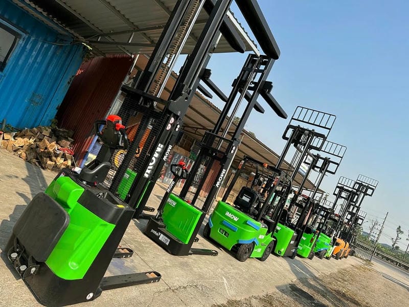 Thông thường cần lối đi từ 2.5m đến 3.2m, tùy kích thước pallet, kiểu kệ và