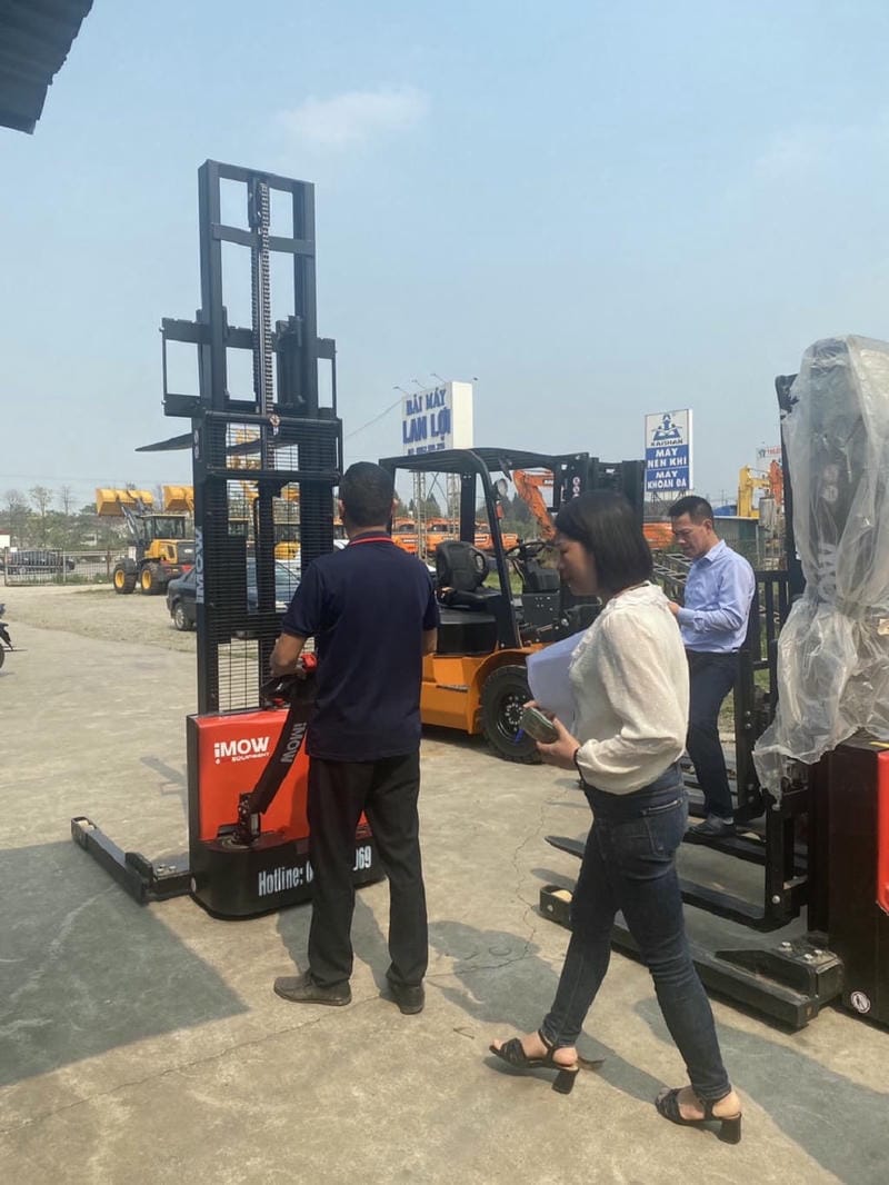 Xe Nâng điện đứng Lái Stacker 4