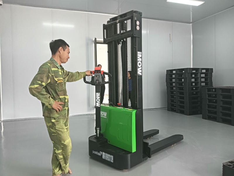 So sánh xe nâng điện Stacker 1.5 tấn và Reach Truck 1.5 tấn theo nhu cầu kho hàng