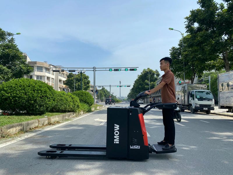 Tiêu chí chọn xe cần dựa trên tải trọng thực tế, chiều dài pallet, tần suất