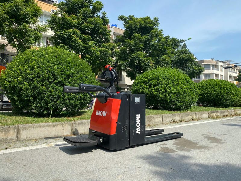 Xe nâng tay điện phù hợp khi cần di chuyển nhiều pallet mỗi ngày và giảm
