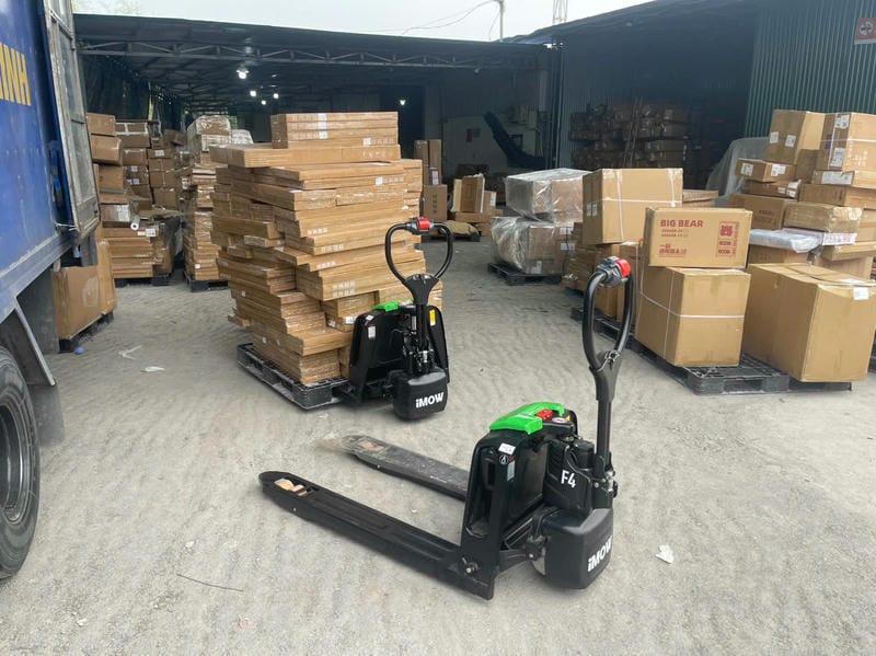 Thông số trọng tâm gồm tải trọng danh định 1.5 tấn, chiều cao nâng thấp 115