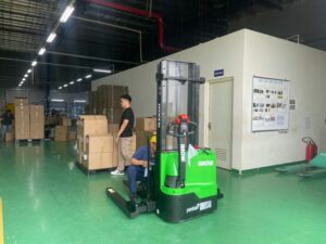 Xe Nâng điện đứng Lái 1.5 Tấn Stacker Imow