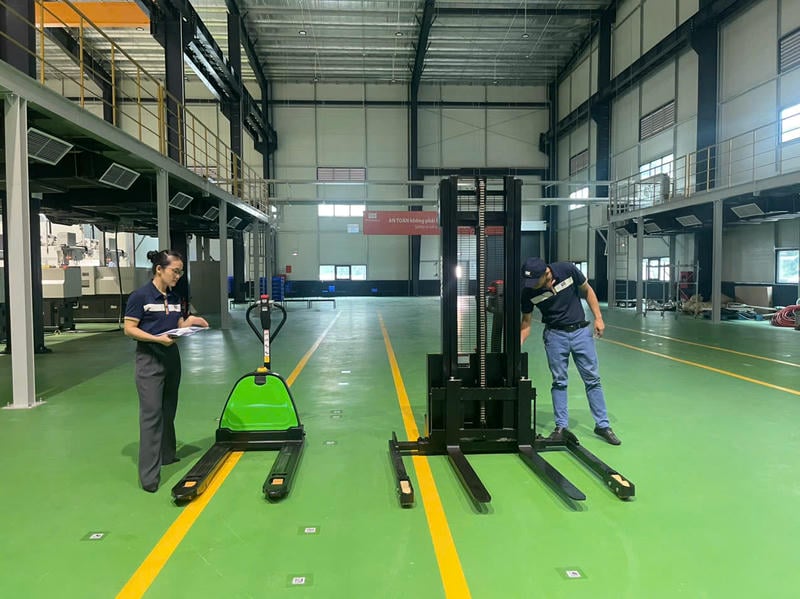 Xe đứng lái nâng cao hơn, kiểm soát tốt hơn ở kệ trung bình và cao