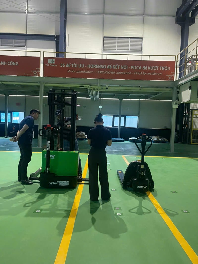 Xe nâng điện đứng lái 1.5 tấn là nhóm thiết bị kho vận dùng pin lithium