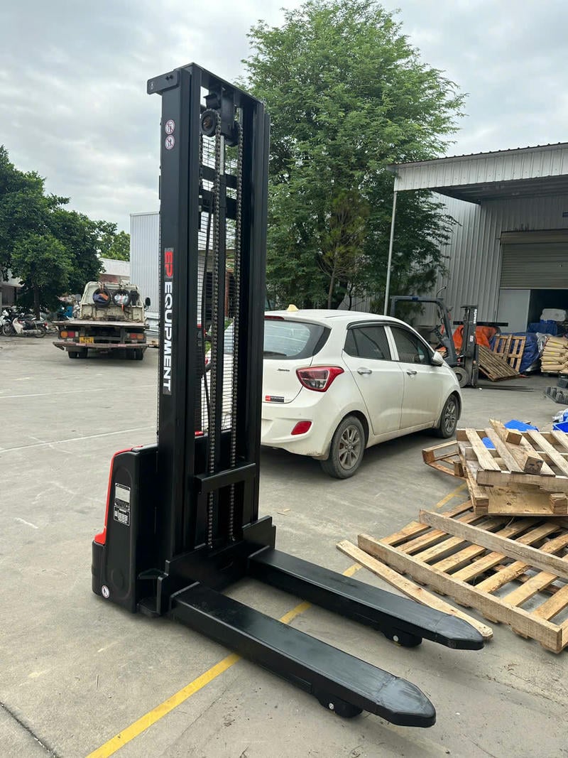 Kho thương mại điện tử thường dùng Stacker để xếp hàng thùng carton, kiện nhỏ và