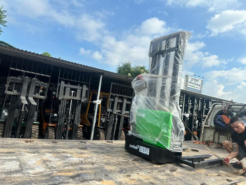 Stacker phù hợp nâng xếp pallet lên kệ trung bình, trong khi Reach Truck mạnh hơn