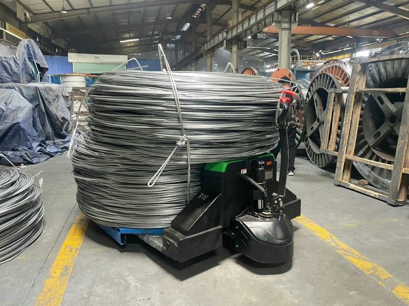 Chiều cao nâng phổ biến là 3.0m - 5.5m, phù hợp đa số hệ kệ trung