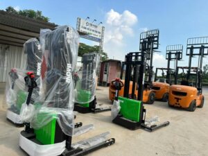 Kho Bãi Xe Nâng điện đứng Lái