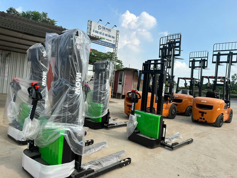 Kho Bãi Xe Nâng điện đứng Lái