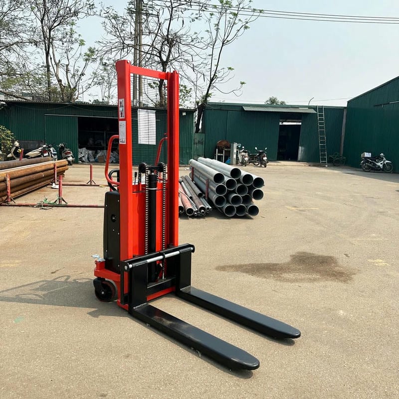 Xe nâng tay cao bán tự động
