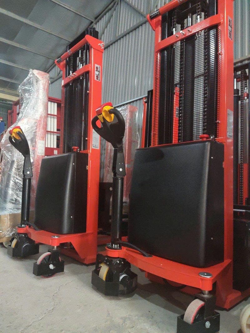 So với xe nâng tay cao cơ, bản bán tự động giảm sức nâng thủ công