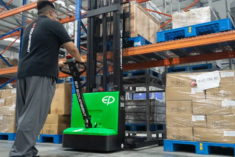 Xe Nâng Điện Đứng Lái 1.2 Tấn Stacker DS4-D Nguồn 24V/80Ah