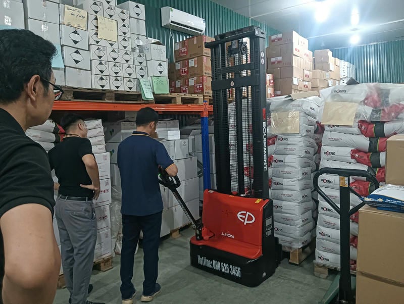 Xe đứng lái phù hợp kho hẹp, giá kệ cao và quãng di chuyển ngắn trong