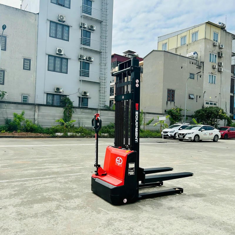 Xe Nâng điện đứng Lái 1.5 Tấn Est152