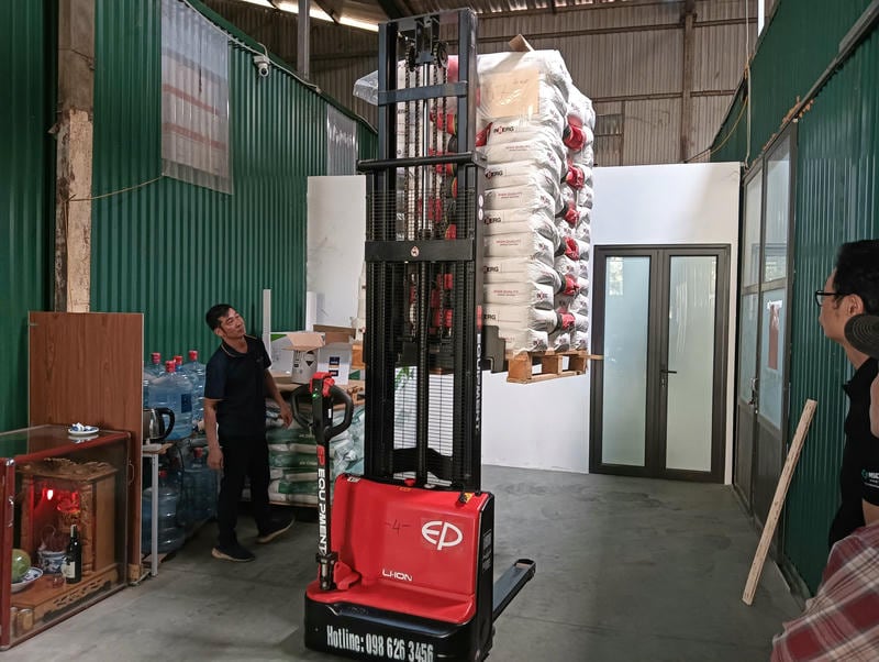 Kho hóa chất đòi hỏi xe nâng điện đứng lái 1.5 tấn có động cơ điện