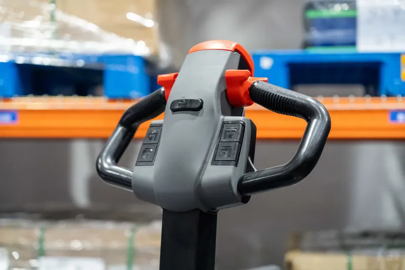Tay điều khiển được thiết kế tối ưu, dễ thao tác