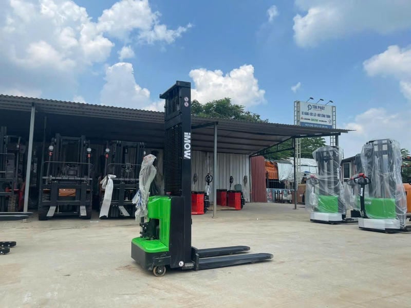 Xe Nâng Điện Lithium 1.5 Tấn Cho Kho Hàng Nhỏ Chọn Loại Nào?